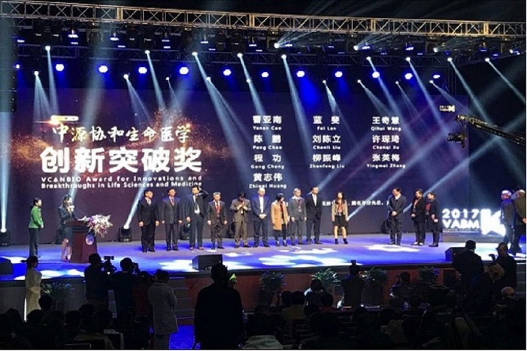 Chenli LIU received an innovation breakthrough award of the second Zhongyuan Union life medical awar