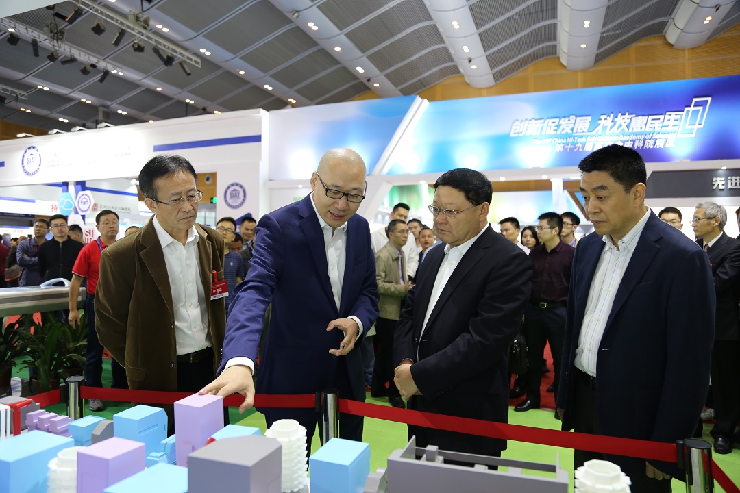 广东省委常委、深圳市委书记王伟中参观高交会合成生物工程研究中心展区.jpg